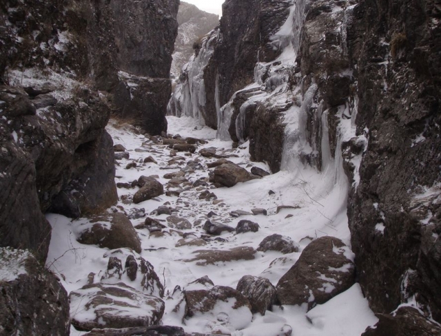 Nieve entre las rocas